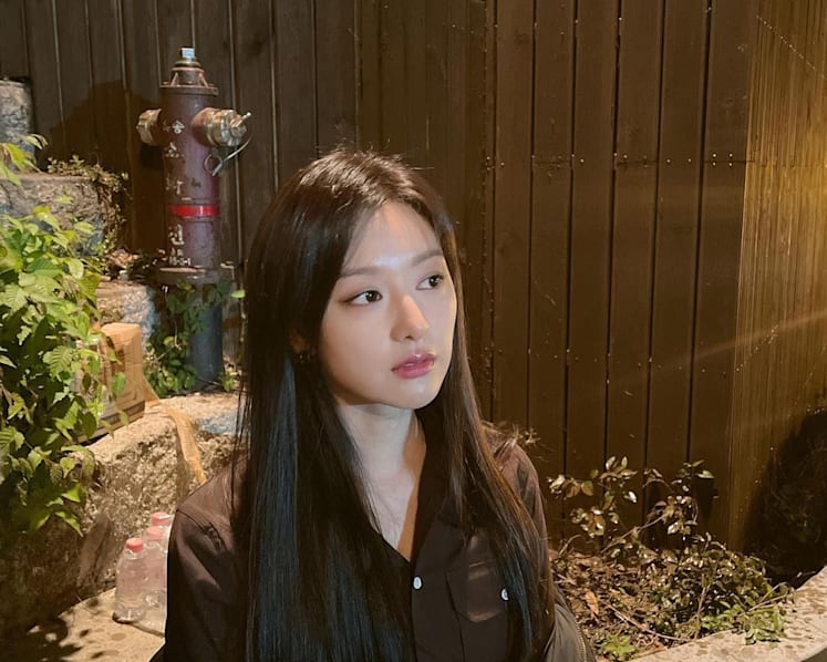 Queen Of Tears actress Kim Ji-won mobbed at Seoul airport, fans call for better security