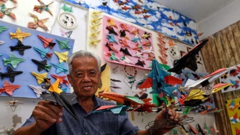 Warga emas asal Johor ini hasilkan 600 origami jet pejuang