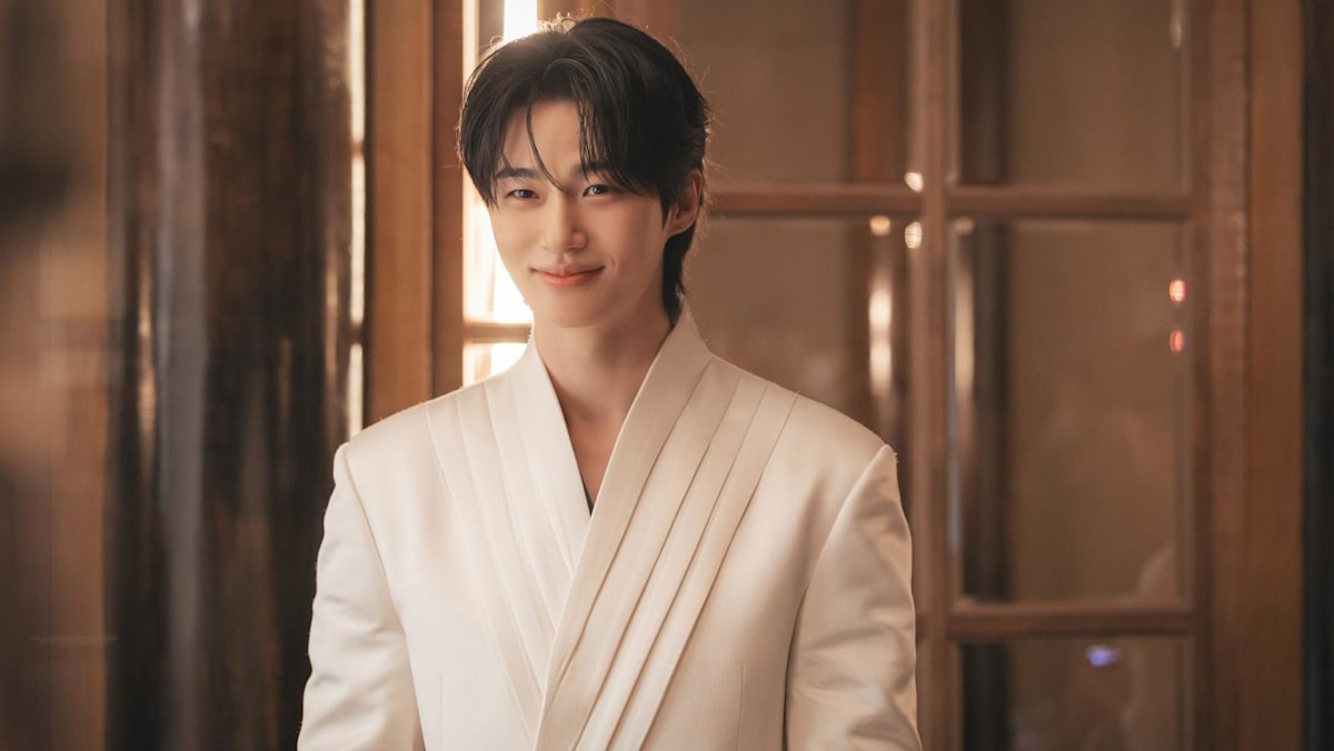 Perfect Crown star Byeon Woo-seok to hold Singapor