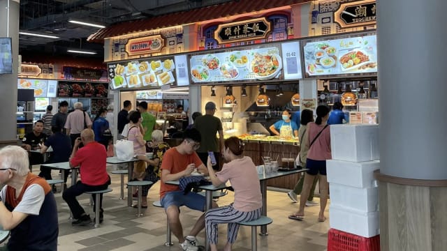 裕廊西小贩中心重开 更多摊位座位及美食选项