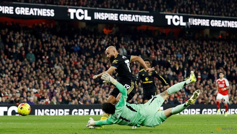 Arsenal suffer title jolt against inspired United, Villa close gap