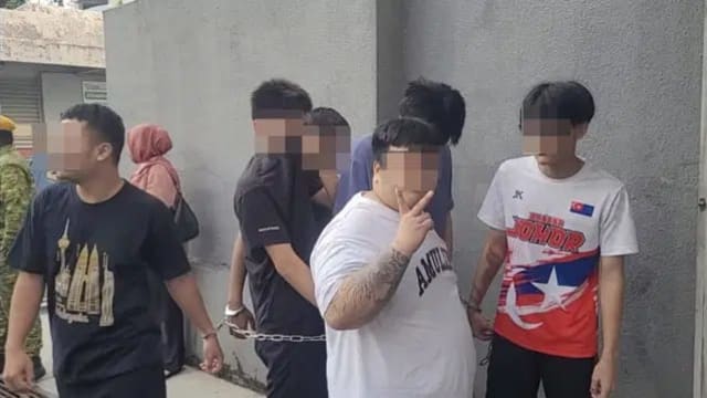 新山20男涉持械袭击被控 一少年比“V”字胜利手势