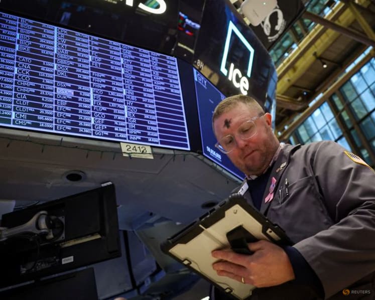 Wall St ends lower on mixed economic data, US-Iran tensions boost crude