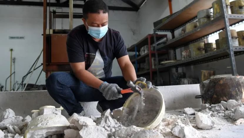 2 sahabat nekad ceburi pembuatan tembaga, pertahan warisan Terengganu