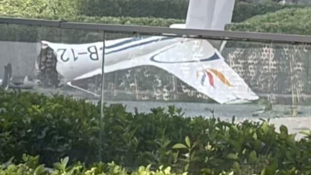 小型飞机撞北京中信大厦 机师亡13人伤 