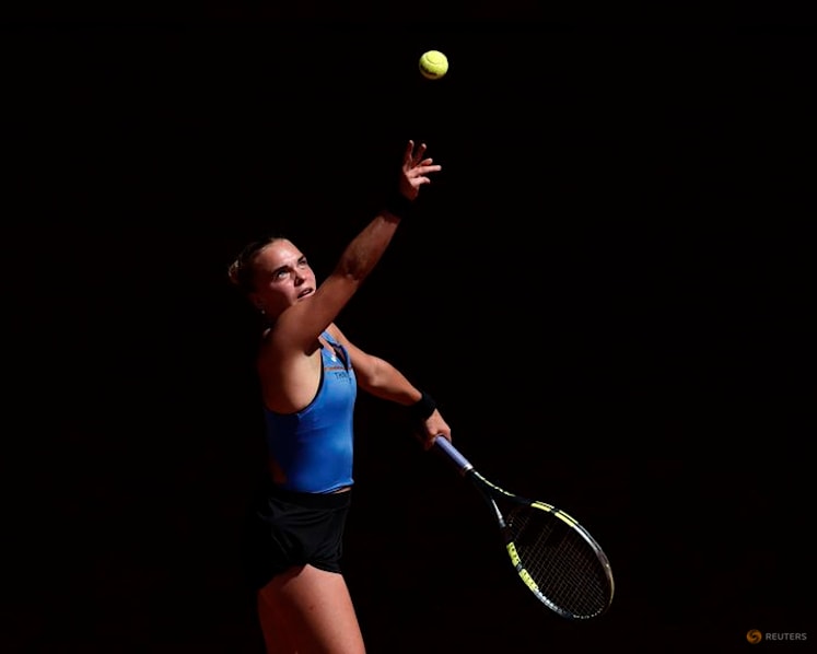 Erratic Swiatek reaches French Open round three