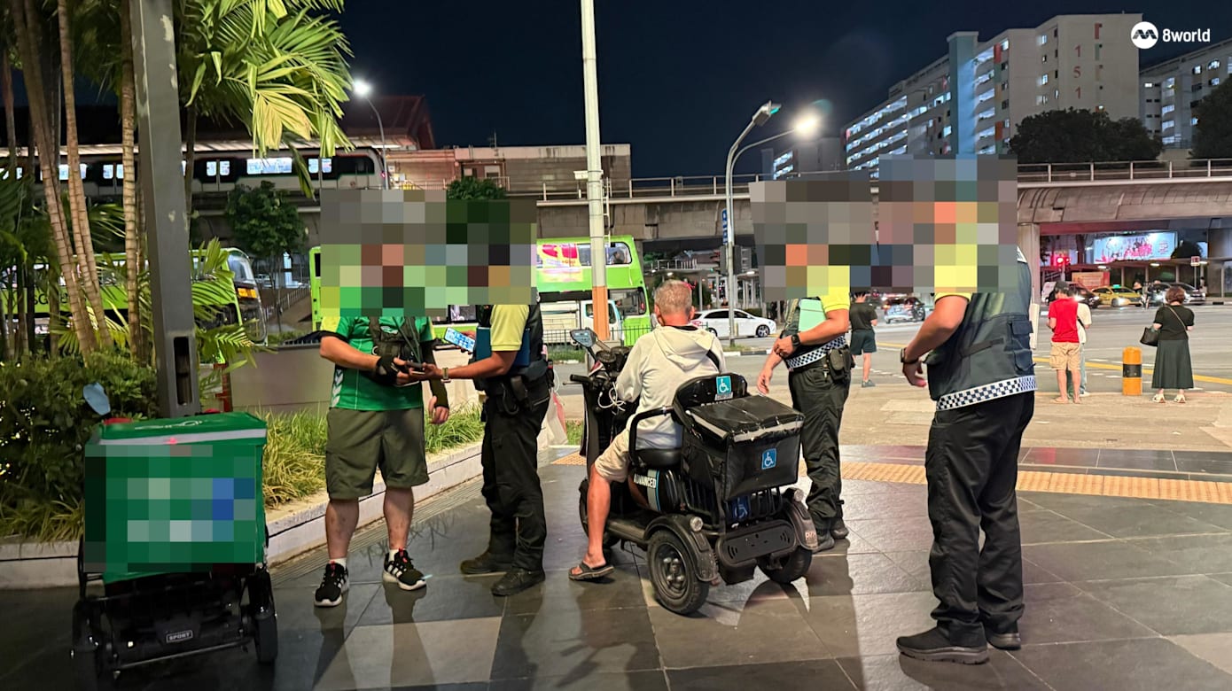 多人被拦下接受检查。（图：曾琬瑜）
