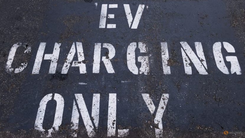 Automakers urge USDOT to quickly restart federal EV charging program