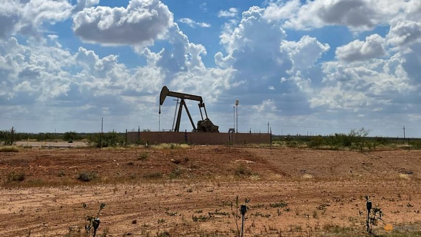 Oil prices fall on supply forecast, easing risk