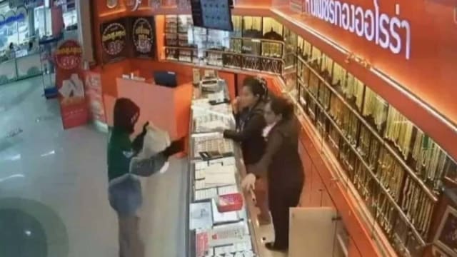 泰国窃贼伪装外卖员 盗走金店近6万新元项链