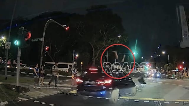 个人代步工具骑士闯红灯 被轿车撞飞受伤送院