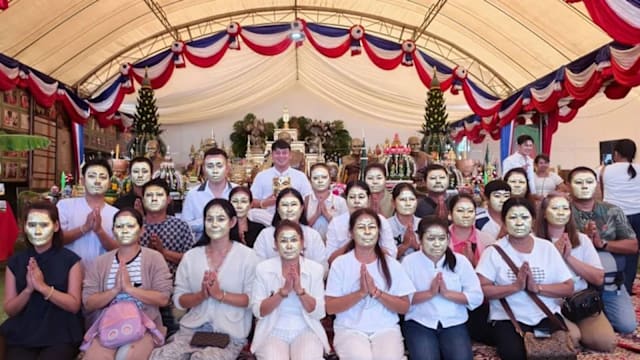 求财新招：往脸上贴金！泰国佛寺独特求财法爆红