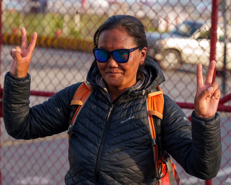 Hundreds of Everest climbers begin to return from summit