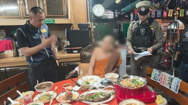 泰前住持被捕满桌佳肴抢镜 现金多到点钞机故障
