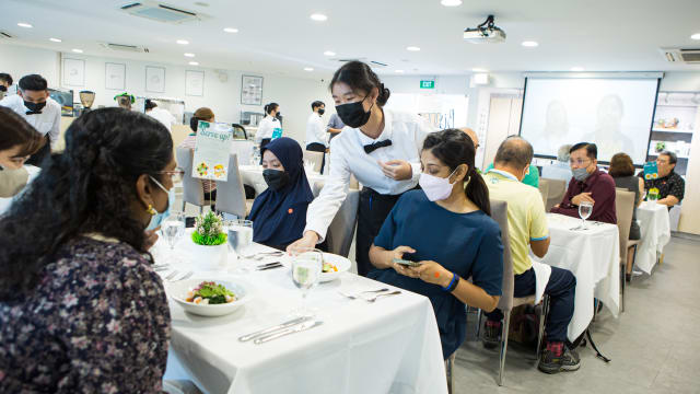 本地中学办开放日 独特培训室供学生家长体验课程