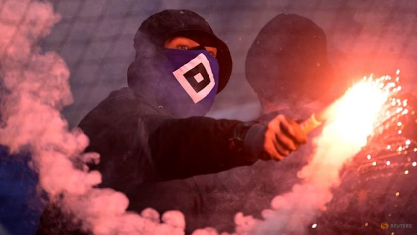 Crowd trouble mars northern derby between Werder and Hamburg SV