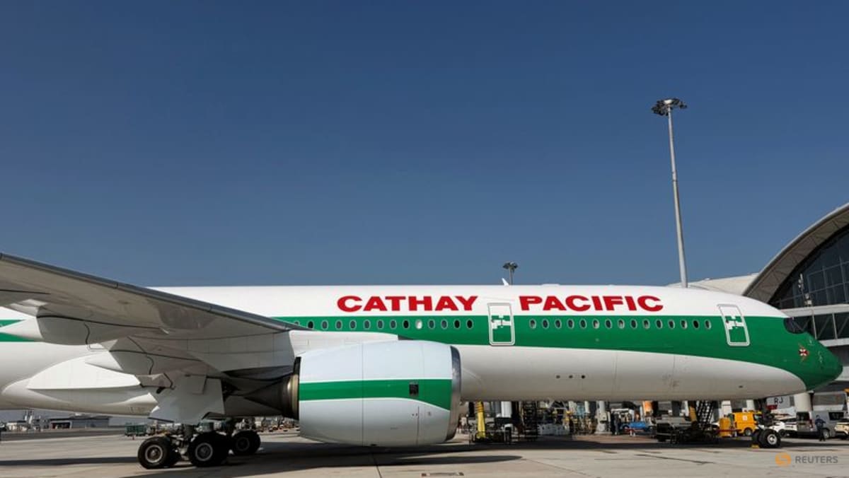 Một chiếc máy bay hành khách Airbus A350 của Cathay Pacific đậu trên đường băng tại sự kiện kỷ niệm 80 năm thành lập hãng tại Sân bay Quốc tế Hong Kong, Hong Kong, Trung Quốc ngày 6 tháng 1 năm 2026. (Ảnh: CNA)