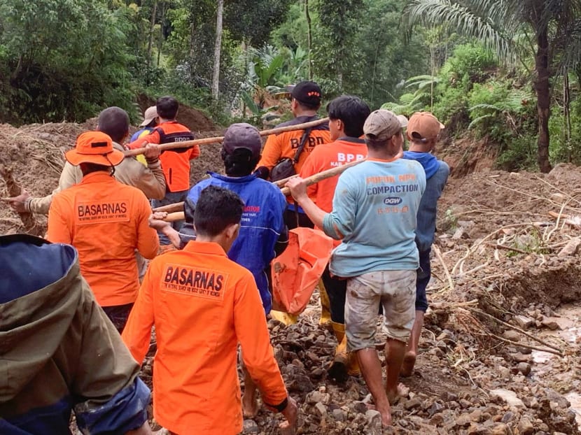 This handout photo released on April 14, 2024 by the National Search and Rescue Agency (BASARNAS) shows rescuers carrying a body bag at a landslide site in Tana Toraja, South Sulawesi. This handout photo released on April 14, 2024 by the National Search and Rescue Agency (BASARNAS) shows rescuers carrying a body bag at a landslide site in Tana Toraja, South Sulawesi.