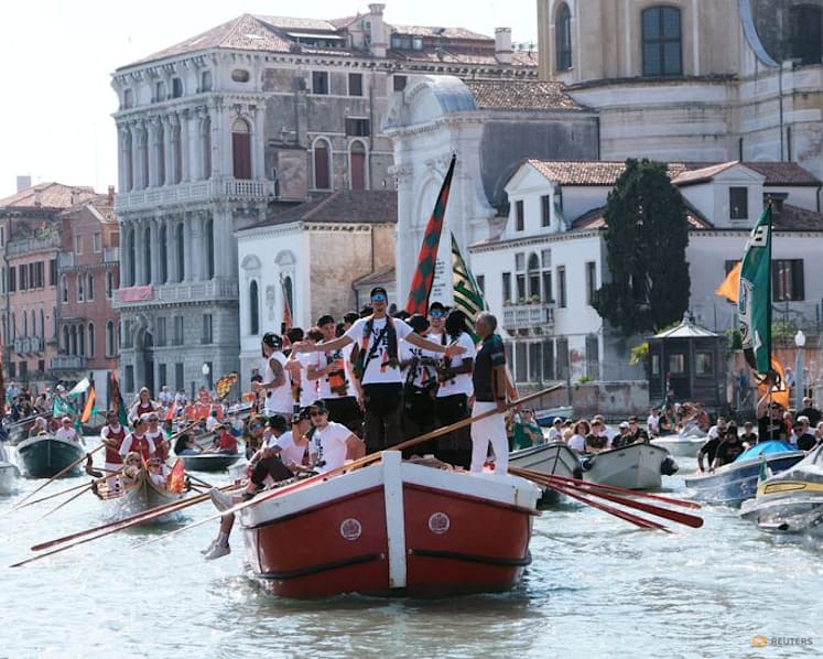 Celebrations in the canals as Venezia set sail for Serie A