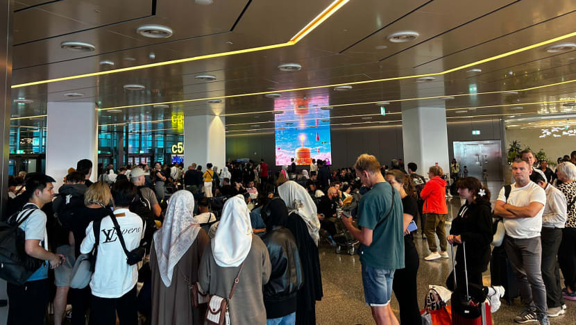 Pelajar SG akhirnya dapat tiket pulang selepas lebih 11 jam terkandas di Doha