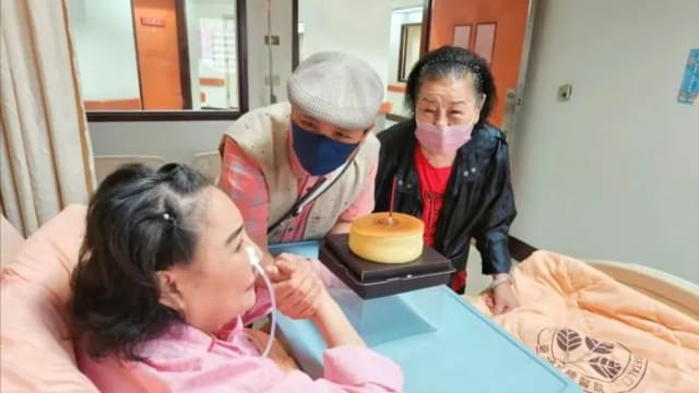 陈凯伦病房探访补庆生　乐见陈盈洁病情好转