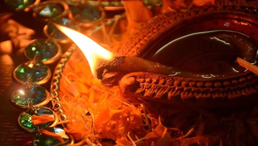 ஆயிரம் ஜன்னல் வீடு.. அது அன்பு வாழும் கூடு... புத்தம் புது உறவுகளுடன் தீபாவளியைக் கொண்டாடும் புதுமணத் தம்பதியர்... களைகட்டும் தலை தீபாவளி!