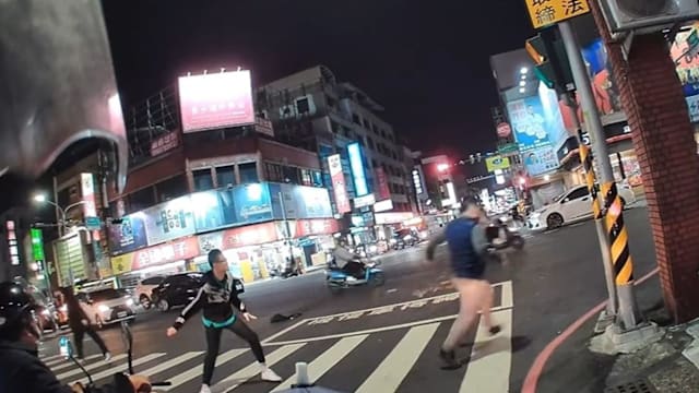 台男疑失恋拿足疗刀砍人 事发过程全被拍下