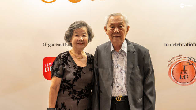 曾被火烧住院25天 妻：幸有丈夫陪伴度过 珍惜62年婚姻
