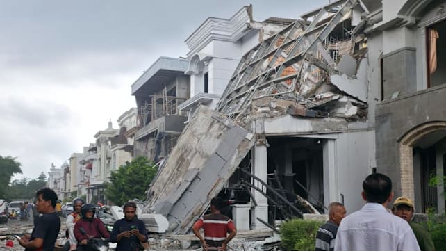 Ledakan dahsyat runtuhkan rumah mewah di Medan, Istri pemilik tewas