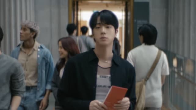 Ahli kumpulan BTS Jin papar Galeri Nasional Singapura dalam treler video muzik terbaharu