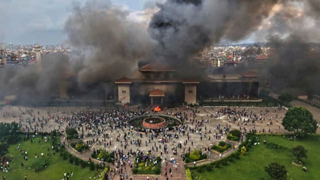 尼泊尔首都持续发生暴乱 Z世代上街抗议临时政府反腐不力