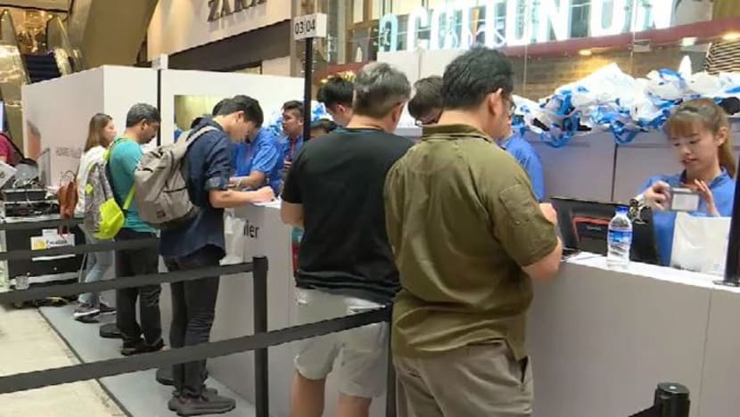 Huawei lancar model Mate 30 Pro, Mate 30; lebih 200 pembeli beratur semalaman Huawei lancar model Mate 30 Pro, Mate 30; lebih 200 pembeli beratur semalaman