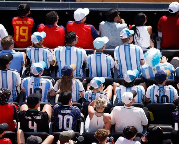 Spain battle past 10-man Argentina 1-0 in extra time to win World Cup
