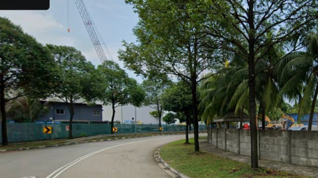 船厂弯废物处理公司发生火灾 民防部队正灭火