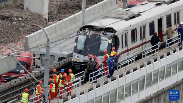上海地铁列车撞上跌落吊臂 车头严重受损
