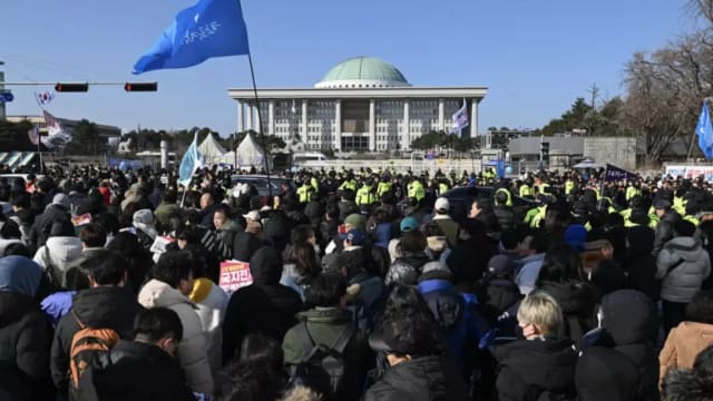 韩国警方预估首尔至少20万民众上街抗议尹锡悦