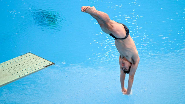 开赛首日捎金喜 谭柏伦1米跳板摘60年跳水首金