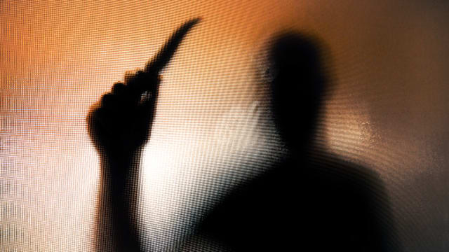 不满治疗效果 贵阳肠癌患者刀藏锦旗内捅伤医生被刑拘
