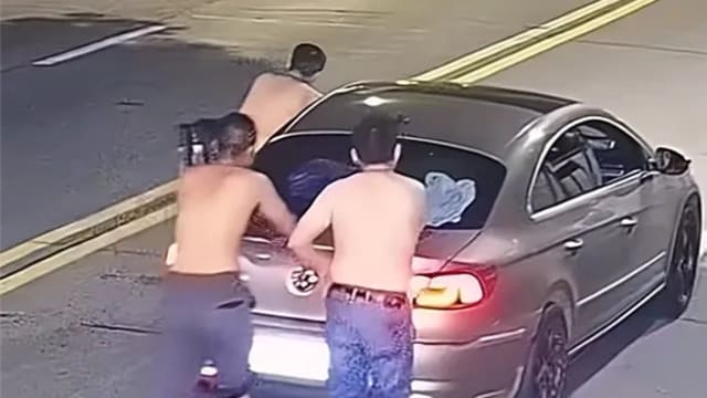 中国三男守法拒酒驾 宁下车协力推车回家