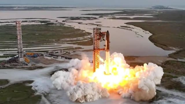 SpaceX“星舰5”试飞 机械臂成功夹住助推器