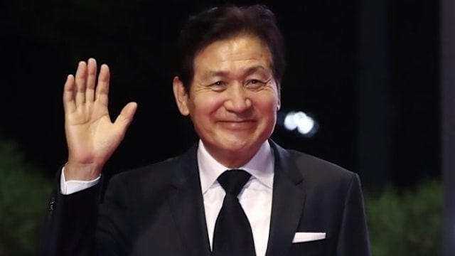 吃饭噎着倒下！韩国影帝安圣基昏迷送院，情况危急