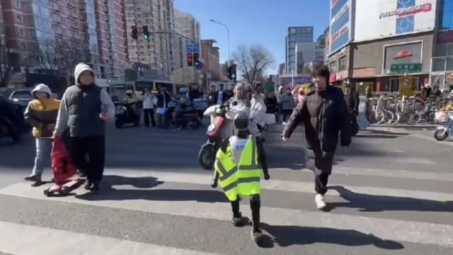 山寨版机器人交警指挥市民过马路 北京路口一度秩序混乱