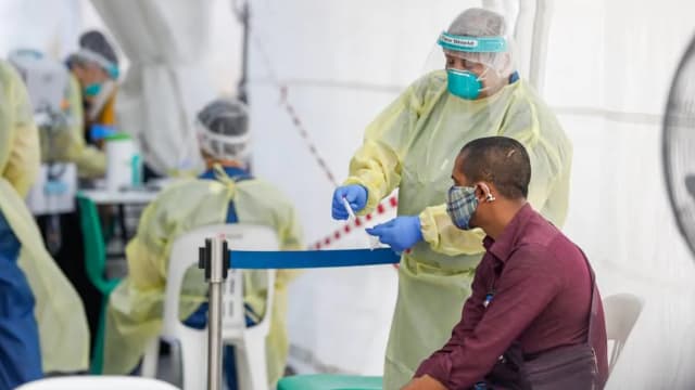 从10月1日起某些工作准证持有人 仍需出示疫苗接种证明