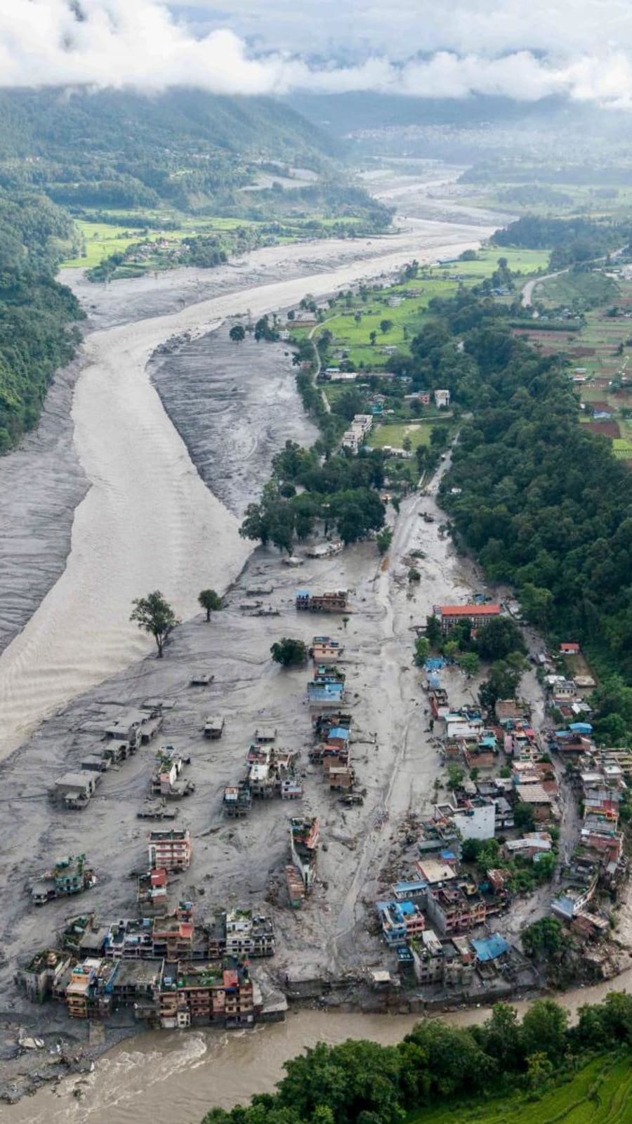 Death toll from Nepal-Tibet floods rises to over 450 as rescuers continue search for those missing