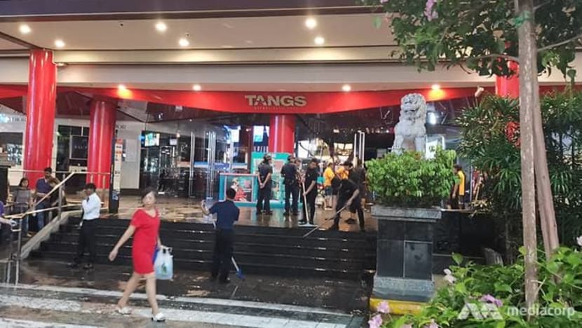 200 orang dipindahkan dari Tangs Plaza ekoran satu kebakaran