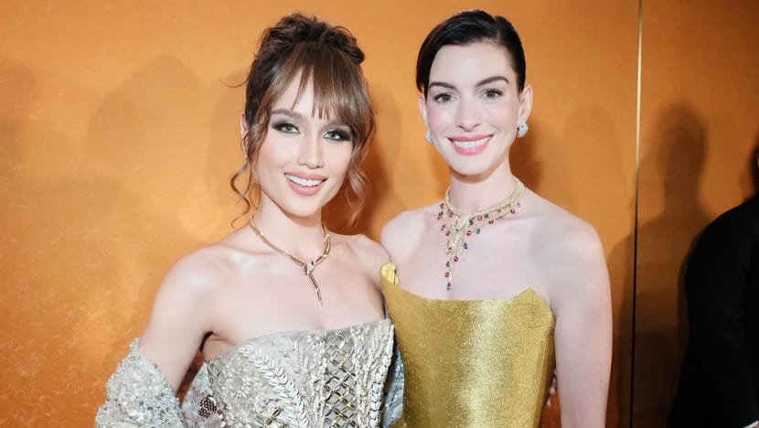 Netizen salfok Anne Hathaway cium tangan Cinta Laura di Bvlgari Exhibition