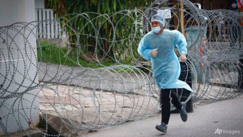 Kelonggaran sekatan M'sia dialu-alukan tapi bawa keresahan & kebimbangan, kata pakar