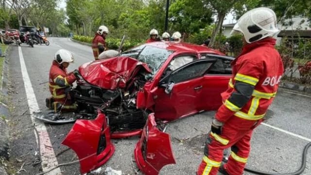 轿车失控撞树 马国一家一死三伤