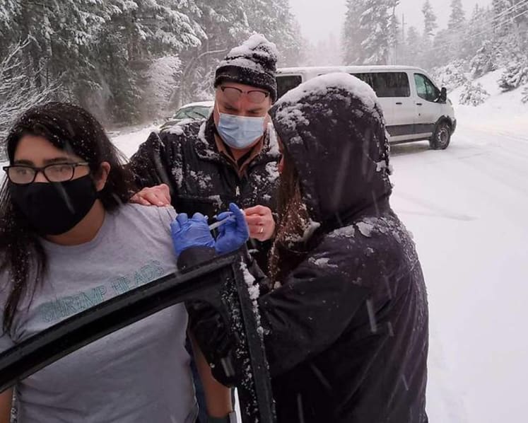 US health workers stuck in snowstorm give other drivers COVID-19 vaccine