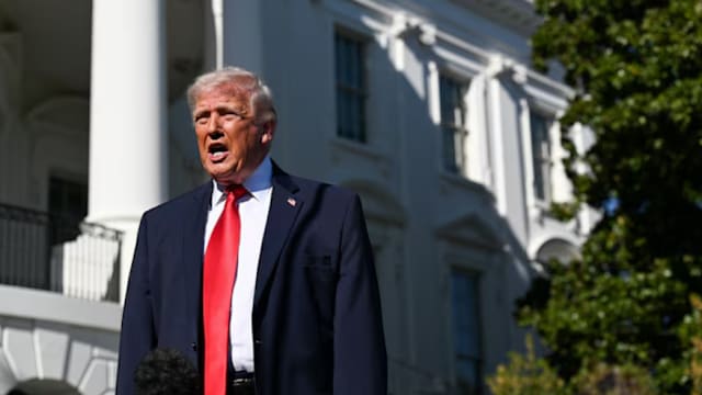 特朗普：或重审美英关税协议 不满英国内政与斯塔默